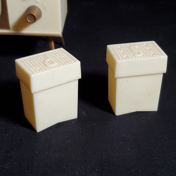 Vintage 1950's TV Salt and Pepper Shakers - Picture 9 of 10